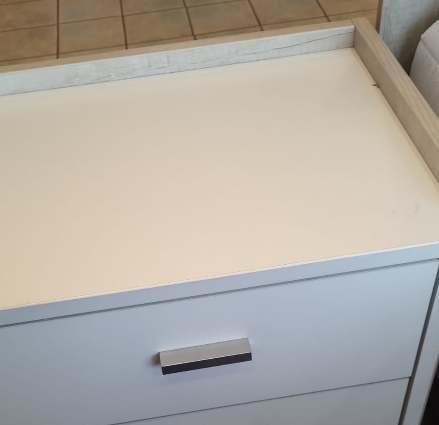 Ubicación del detalle reclamado en el mueble
